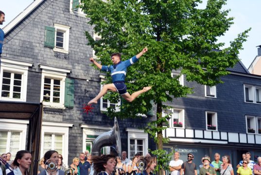 Die Artisten von Fillage zeigen auf dem Trampolin großartige Kunststücke. Auch als Jongleure haben sie einiges zu bieten. (Foto: © Martina Hörle)