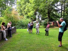 Mitglieder des Freien Deutschen Autorenverbandes und der Solinger Autorenrunde wanderten am Samstag durch das schöne Gräfrath. An ausgewählten Plätzen lasen sie eigene Texte. Musikerin Teneja begleitete die Tour musikalisch. (Foto: © Martina Hörle)