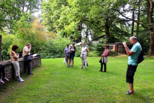 Mitglieder des Freien Deutschen Autorenverbandes und der Solinger Autorenrunde wanderten am Samstag durch das schöne Gräfrath. An ausgewählten Plätzen lasen sie eigene Texte. Musikerin Teneja begleitete die Tour musikalisch. (Foto: © Martina Hörle)