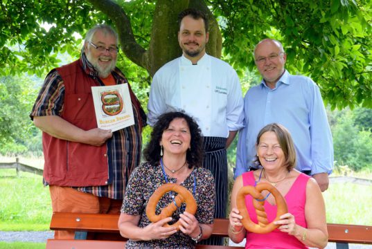 Der Arbeitskreis Burger Brezel hat es sich auf die Fahne geschrieben, die Achtsamkeit gegenüber Traditionslebensmitteln zu erhalten. Sie sollen nicht in Vergessenheit geraten. Die herausgegebene Borschüre Burger Brezel enthält viel Wissenswertes zu dem bergischen Traditionsgebäck (v. li. Hans-Georg Wenke, Gabriele Schwirschke, Ulf Lucassen, Christine Lutter-Link, Olaf Link). (Foto: © Martina Hörle)