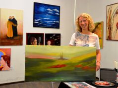 Anke Rick ist Mitglied der Künstlergruppe „Farben im Tal“. Sie malt vorwiegend in Acryl mit Pinsel, Schwamm oder Spachtel. Die Künstlerin liebt besonders die Erdtöne. (Foto: © Martina Hörle)