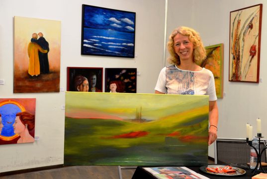 Anke Rick ist Mitglied der Künstlergruppe „Farben im Tal“. Sie malt vorwiegend in Acryl mit Pinsel, Schwamm oder Spachtel. Die Künstlerin liebt besonders die Erdtöne. (Foto: © Martina Hörle)