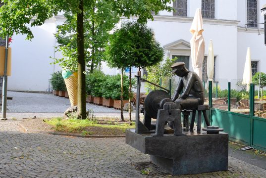 Vor 30 Jahren hat der Bildhauer Henryk Dywan diese Plastik geschaffen. Seitdem steht sie am Walder Rundling und erinnert an Solingens Handwerkstradition. (Foto: © Martina Hörle)