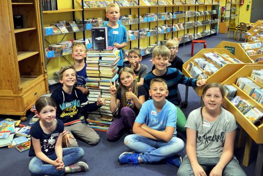 Die jungen Spürnasen gehören zur Gruppe BLAU. Sie haben an der IPAD-Rallye der Stadtbibliothek teilgenommen und das Rätsel um Mister X gelöst. (Foto: © Martina Hörle)