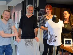 Eine neue Künstlerkooperation: (v. li.) Julian Böhm, Ingo Schleutermann, Nadine Gabriel, Janine Werner. Julian Böhm (Linui) druckt mit Tierblut surrealistische Motive der Künstler in einer limitierten Auflage auf T-Shirts. (Foto: © Martina Hörle)