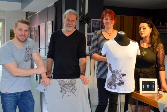 Eine neue Künstlerkooperation: (v. li.) Julian Böhm, Ingo Schleutermann, Nadine Gabriel, Janine Werner. Julian Böhm (Linui) druckt mit Tierblut surrealistische Motive der Künstler in einer limitierten Auflage auf T-Shirts. (Foto: © Martina Hörle)