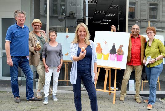 Durch die Kooperation zwischen Timm Kronenberg vom city art project und der Ohligser Werbe- und Interessengemeinschaft wird es wieder einen Künstlermarkt in Ohligs geben. (v. li. Timm Kronenberg, Stefan Seeger, Conny Schüssler, Annabelle Schleder, Kanak Chandresa, Frauke Pohlmann, Schriftführerin der OWG.) (Foto: © Martina Hörle)