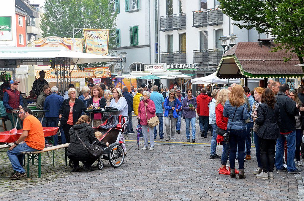 Das Walder Stadtfest lockte auch in diesem Jahr viele Besucher in den Walder Rundling. Das Fest findet bereits zum 29. Mal statt. Auch morgen ist es von 11 – 21 Uhr geöffnet. (Foto: © Martina Hörle)