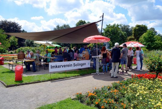 Auch der 13. Imkertag war wieder sehr gut besucht. Mehrere hundert Interessenten informierten sich über Wildbienen und deren Schutz. Viele nahmen an der Führung über den Wildbienen-Lehrpfad teil. (Foto: © Martina Hörle)