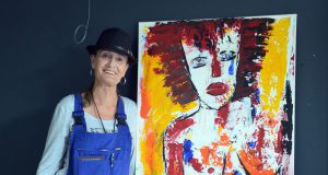 Im Jahr 2014 hat Manuela Szalla mit dem Malen begonnen. Seitdem hat die Hobbymalerin eine Fülle von Werken geschaffen. Ihre bevorzugte Technik ist Öl auf Leinwand. (Foto: © Martina Hörle)