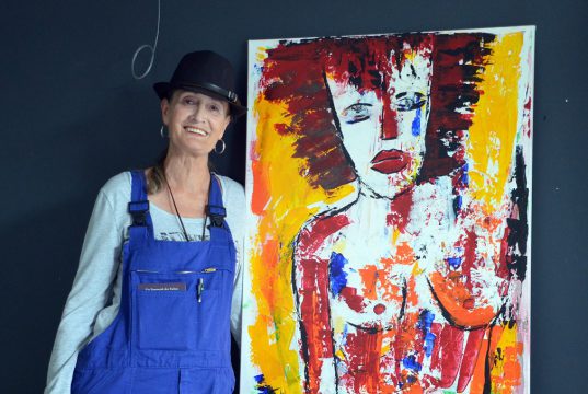 Im Jahr 2014 hat Manuela Szalla mit dem Malen begonnen. Seitdem hat die Hobbymalerin eine Fülle von Werken geschaffen. Ihre bevorzugte Technik ist Öl auf Leinwand. (Foto: © Martina Hörle)