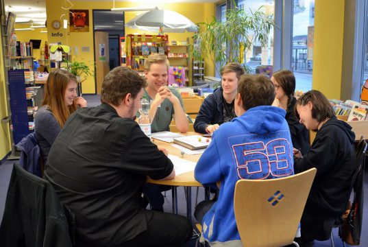 Am Freitagabend war in der Stadtbibliothek interaktives Rollenspiel angesagt. „Das Schwarze Auge“ ist eine Reise in eine fantastische Welt. Angelehnt an Tolkien begegnet man Elben, Magiern, Drachen Elfen und Orks. Nach dem ersten vorsichtigen Herantasten an die Charaktere war das Spiel schnell im Gang. (Foto: © Martina Hörle)