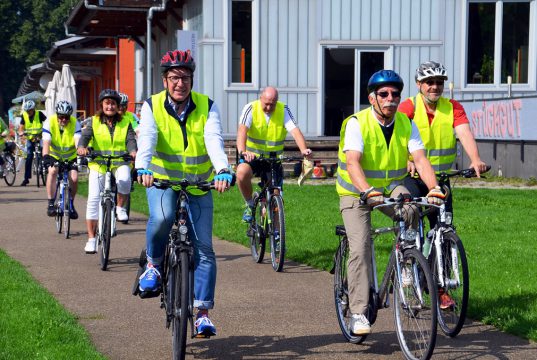 Punkt 11 Uhr fiel im Südpark der Startschuss zur Tour de Trasse. Dann setzte sich die Gruppe der Radfahrer in Bewegung. Über die Trasse ging es bis zum Kunstmuseum. (Foto: © Martina Hörle)