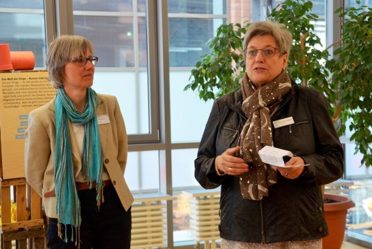 Am Freitag eröffneten Julia Ogiermann (li.), Umweltberaterin bei der Verbraucherzentrale NRW, und Sylvia Heinrichs-Reinshagen, Leiterin der Stadtbibliothek, gemeinsam die Ausstellung „Einfach machen! Ideen für nachhaltigen Konsum“. (Foto: © Martina Hörle)