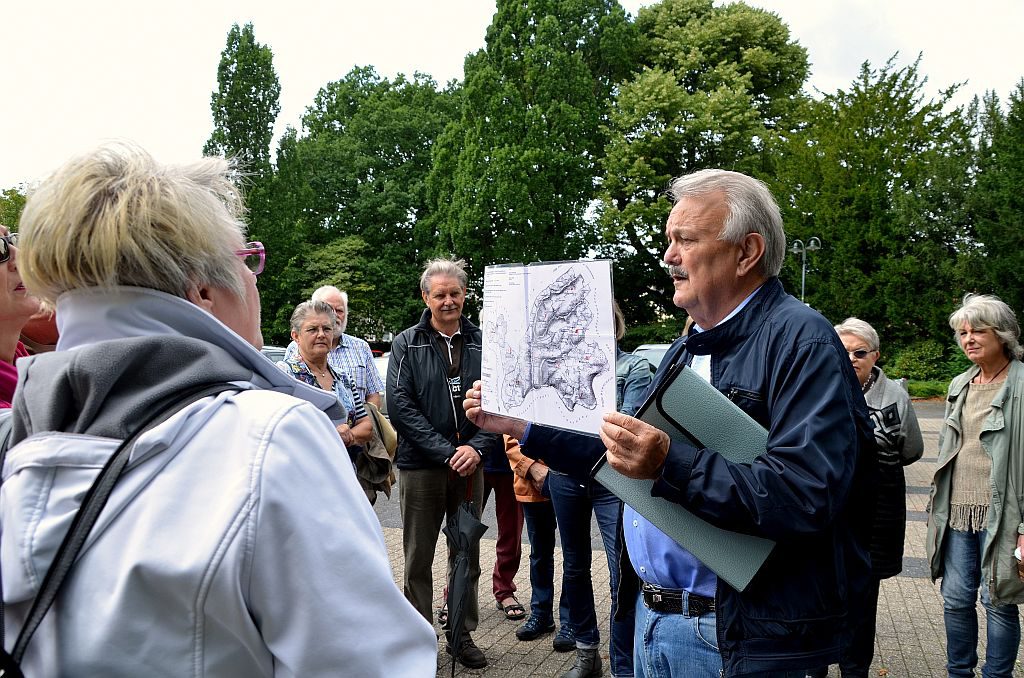 Die Exkursion durch Höhscheid beginnt auf dem Peter-Höfer-Platz. Axel Birkenbeul zeigt einen Plan über das ursprüngliche Höhscheider Gebiet. (Foto: © Martina Hörle)