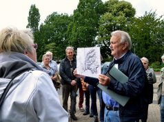 Die Exkursion durch Höhscheid beginnt auf dem Peter-Höfer-Platz. Axel Birkenbeul zeigt einen Plan über das ursprüngliche Höhscheider Gebiet. (Foto: © Martina Hörle)