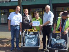 Heute Mittag traf man sich in Ohligs am Markt zur Scheckübergabe. (v. li. Anleiter Hans-Peter Halwas, stv. Geschäftsführer der AWO Martin Meuer, AWO Mitarbeiter Klaus Stegmann, Geschäftsführer der Ohligser Jongens Joachim Junker, AWO Mitarbeiter Akim Heil) (Foto: © Martina Hörle)