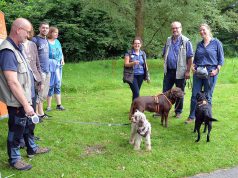 Hundefachfrau Rosina Kersken (3. v. re.) zeigt in ihrer mobilen Hundeschule einen kleinen Ausschnitt aus ihrem umfangreichen Angebot. Neben vielen Informationen gibt sie Tipps zum richtigen Training. (Foto: © Martina Hörle)