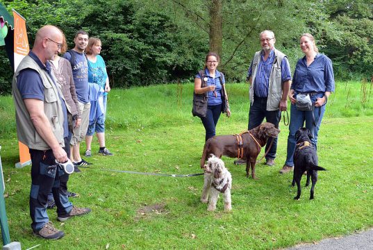 Hundefachfrau Rosina Kersken (3. v. re.) zeigt in ihrer mobilen Hundeschule einen kleinen Ausschnitt aus ihrem umfangreichen Angebot. Neben vielen Informationen gibt sie Tipps zum richtigen Training. (Foto: © Martina Hörle)