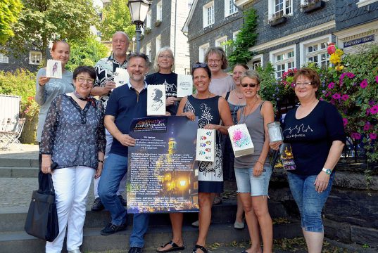Die Gemeinschaft der Gräfrather Künstler und Gastronome hat auch in diesem Jahr mit dem Lichterzauber ein abwechslungsreiches und trotzdem besinnliches Fest auf die Beine gestellt. Ein absolutes Highlight wird die Lichtshow, die den Marktplatz in Szene setzt. (v. li. vordere Reihe: Brigitte Schweickart, Dirk Balke, Dorothee Barnewitz, Heike Buschkotte-Leichsenring, Iris Denic, / hintere Reihe: Bettina Martin, Peter von der Heiden, Petra Wolfertz, Christina Koester, Ela Schneider) (Foto: © Martina Hörle)
