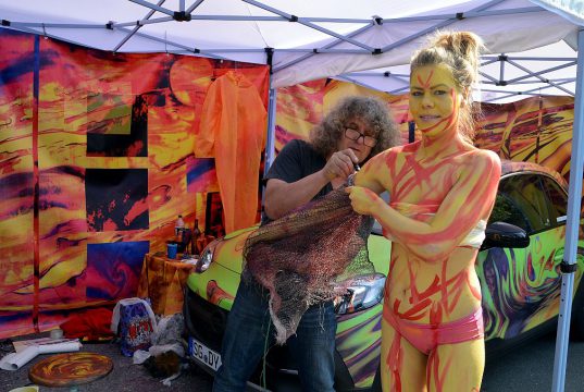 Künstler Zoran Velinov gestaltete einen Opel Adam nach den kreativen Ideen des Publikums. Neben dem Car-Painting war auch Bodypainting angesagt. (Foto: © Martina Hörle)