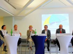Im Städtischen Klinikum gab es heute eine interessante Podiumsdiskussion zur Frage: „Braucht die Pflege eine Pflegekammer?“ den Fragen der Zuhörer stellten sich (v. li. Dr. Robert Weindl, FDP, Martina Zsack-Möllmann, Bündnis 90/Die Grünen, Adrian Scheffels, Die Linke, Prof. Christel Bienstein, DBfK, Josef Neumann, SPD, Jan Welzel, CDU und Stadt Solingen und Katharina Schwabedissen, Gewerkschaft ver.di) (Foto: © Veranstalter)