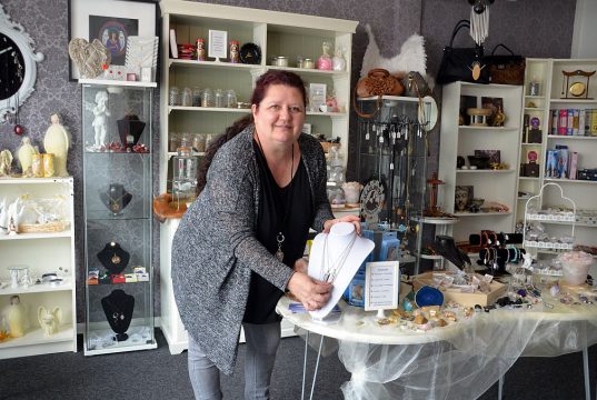 Dagmar Schumacher hat sich mit ihrem Esoterik-Geschäft ihren Lebenstraum erfüllt. Neben den begehrten Räucherungen bietet sie Heilsteine, Traumfänger, Karten-Sets, Schmuck und vieles mehr an. (Foto: © Martina Hörle)