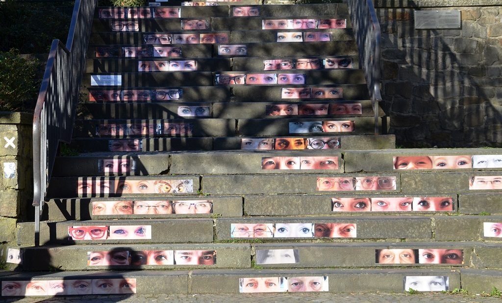 Für seine Installation hatte Dirk Balke einen Aufruf über die sozialen Medien gestartet. Jetzt zieren 225 Augenpaare die Stufen vom Gräfrather Marktplatz bis hoch zum Gräfrath-Museum. (Foto: © Martina Hörle)