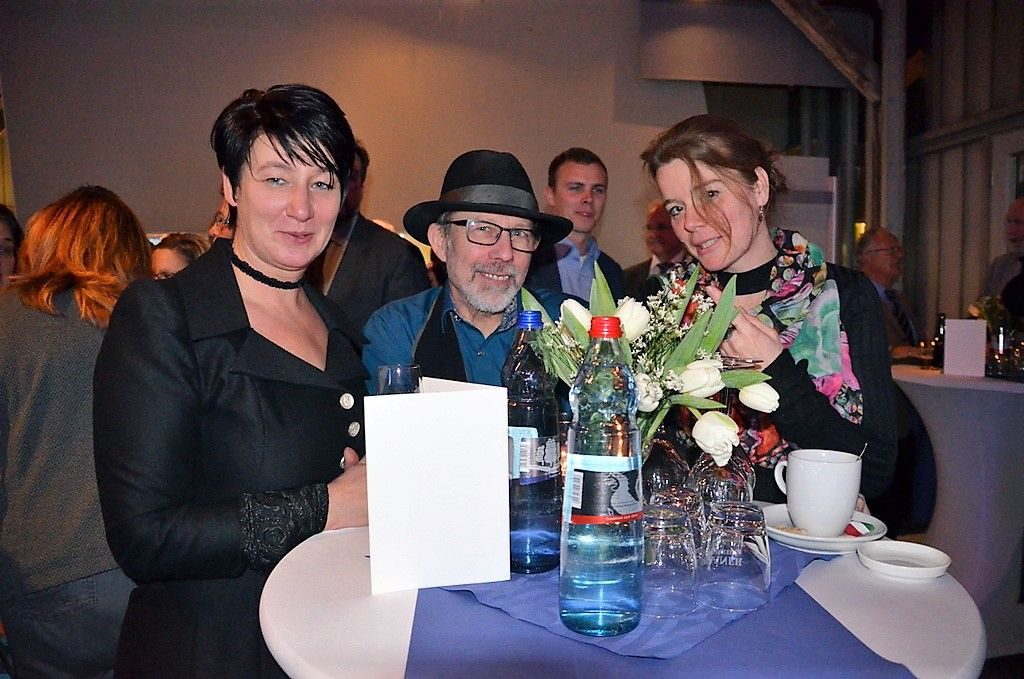 Die Künstler Anke Kauermann (li.) und Régis Noël sind die Macher des Solingen-Kleides, das die Moderatorin an diesem Abend trägt. Stefanie Schlüter (re.) hat den Text zum Solingen-Film geschrieben. (Foto: © Martina Hörle)