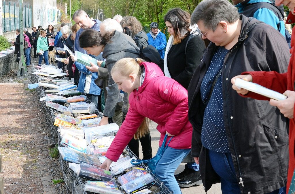 Mehr als 600 Bücher lagen auf einer Strecke von 100 m am Gleisdreieck und warteten auf neue Besitzer. Angesichts des Wetters waren alle von eifrigen BookcrosserInnen wasserdicht verpackt worden. (Foto: © Martina Hörle)