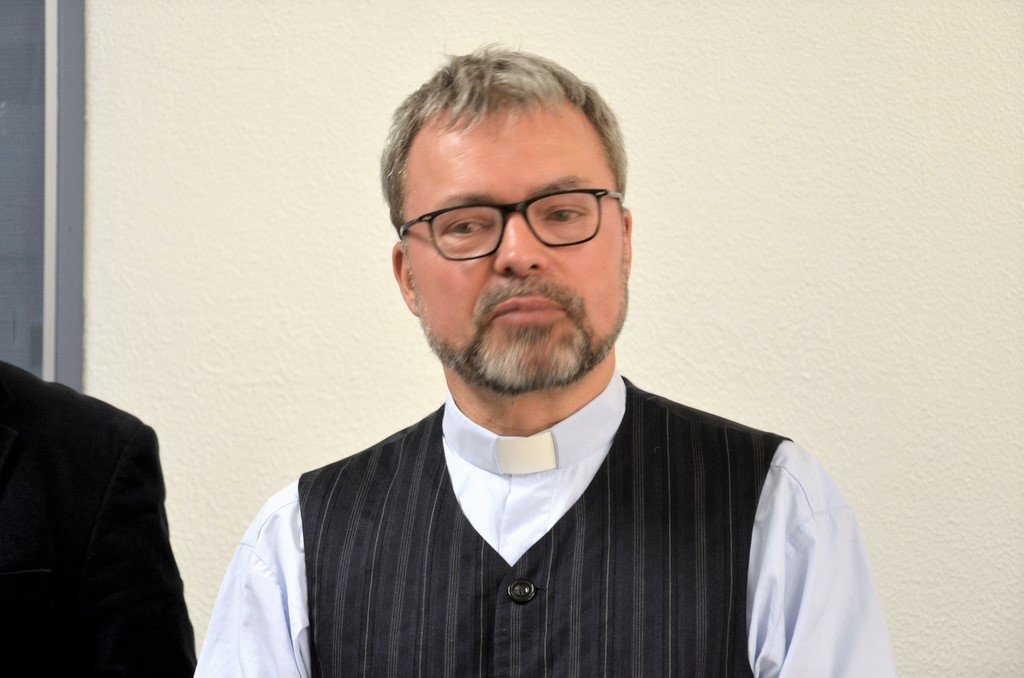 Pfarrer Meinrad Funke würdigt die Verdienste von Hans Tappert, der das Projekt angestoßen und so lange wie möglich begleitet hat. Im Februar verstarb Tappert. (Foto: © Martina Hörle)