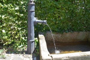 Durch das Brunnenfest können die Wasserkosten gedeckt werden. Jetzt kann der kleine Brunnen wieder sprudeln. (Foto: © Martina Hörle)