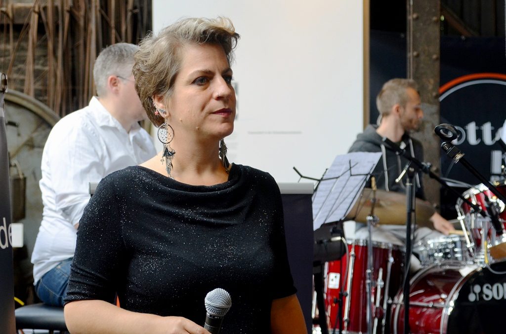 Die Haaner Sängerin Sanna Städtler begeistert mit ihrer wunderbaren Alt-Stimme das Publikum.  (Foto: © Martina Hörle)