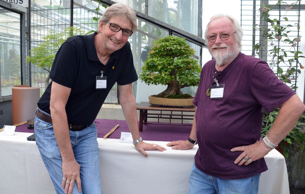 Michael Luther (li.) und Ernst Theis stehen gerne für Fragen zur Verfügung. Beide sind seit vielen Jahren Mitglieder im Bonsai-Arbeitskreis Solingen. (Foto: © Martina Hörle)