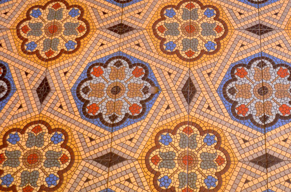 Der Fußboden weist einen Belag auf, der damals den Anschein von Mosaiken geben sollte. Bei näherer Betrachtung sieht man deutlich die Fliesenränder. (Foto: © Martina Hörle)