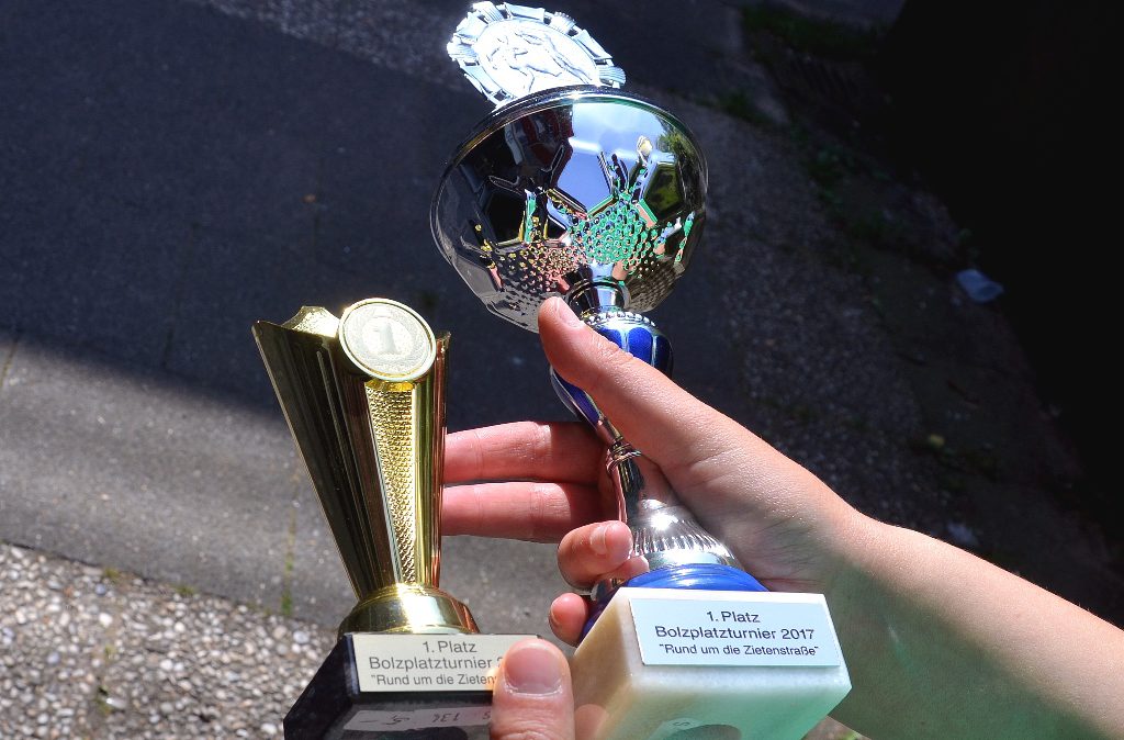 Das jeweilige Siegerteam aus den Gruppen U15 und U12 erhält neben einer Urkunde einen schönen Pokal. (Foto: © Martina Hörle)