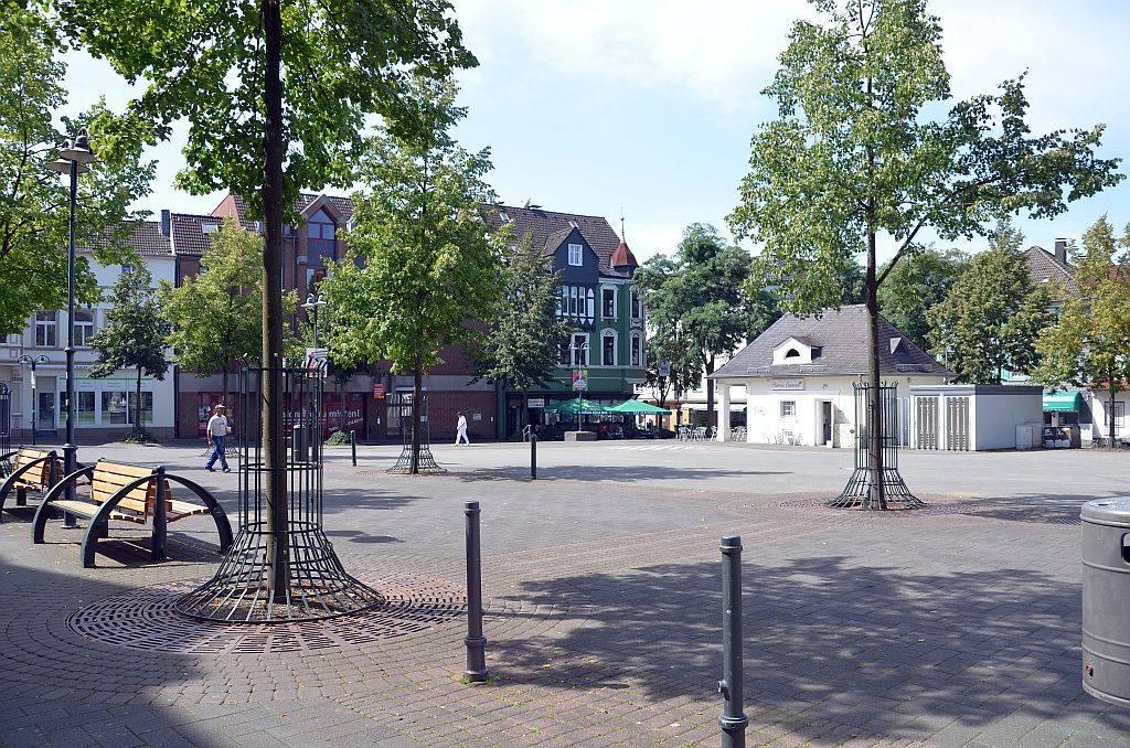 Einer der zentralen Punkte in Ohligs ist der Marktplatz an der Düsseldorfer Straße. Auch dieser Platz gehört zum Arbeitsgebiet der AWO-Mitarbeiter. (Foto: © Martina Hörle)