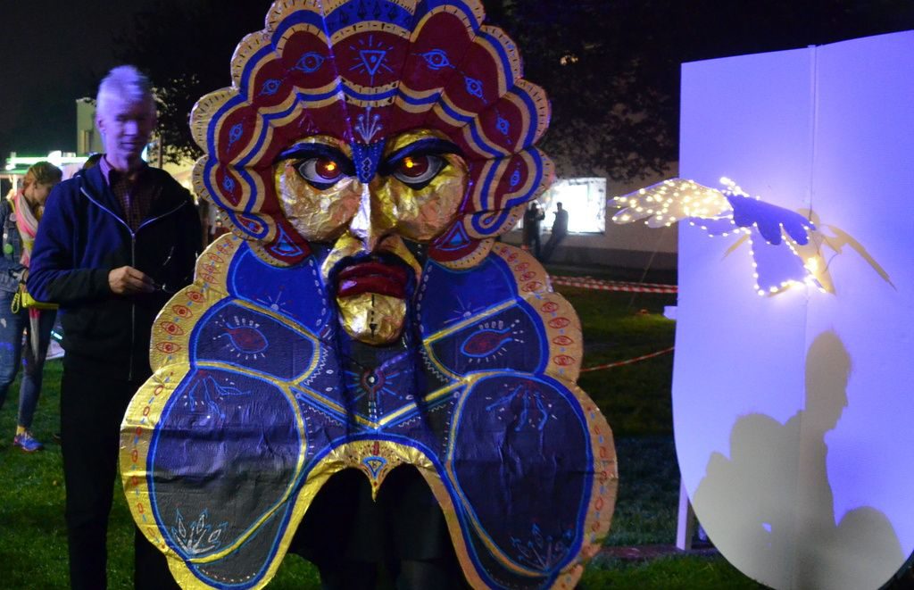 Die Maske des mexikanischen Sonnengottes ist eine Gemeinschaftsarbeit der Künstler von Eye:Project: Janine Werner, Ingo Schleutermann, Marcel Lamour. Spät abends machte sie sich in der Dunkelheit, umgeben von Weihrauch und dem düsteren Klang einer Glocke, auf den Weg durch den Südpark.