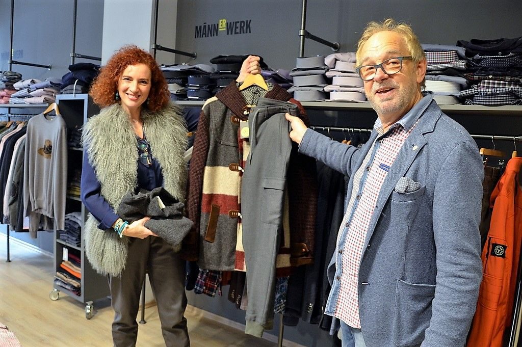 Männerwerk ist eine der mitwirkenden Firmen bei der großen Modenschau. Hier begutachten Modenschau-Organisatorin Gloria Göllmann und Inhaber Erhard Sluiters das ausgesuchte Outfit. (Foto: © Martina Hörle)