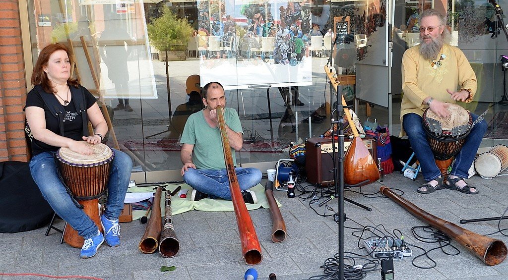 Die Gruppe Samamack (v. li. Simone Fourany, Ralf Gusek, Theo Bremenkamp) entführt mit Percussion, Didgeridoo und Saz in ferne Klangwelten. (Foto: © Martina Hörle)