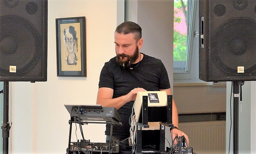 Dorian Kaletta vom „Kaltklang Musikstudio“ aus Leverkusen hat mit seiner elektronischen Musik perfekte Klangmodulationen geschaffen. (Foto: © Martina Hörle)