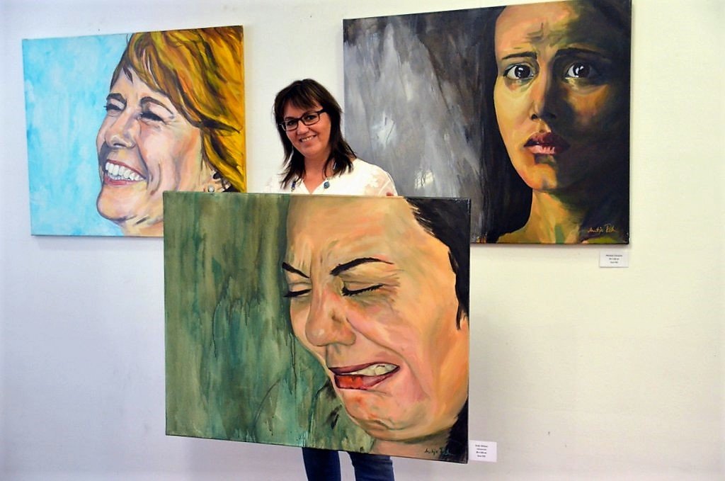 Malerin Antje Peters zeigt in ihrer Emotionsserie in sieben Werken Gesichter mit außerordentlich starker Ausdruckskraft. Für die Emotionen „Wut“ und „Trauer“ hat sie selbst Modell gestanden. (Foto: © Martina Hörle)