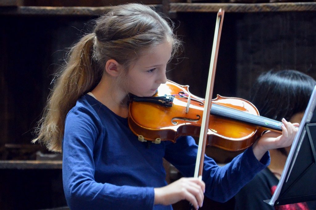 Beim Musikfest zeigen junge Solisten der Fachbereiche Streichinstrumente ihr musikalisches Talent. (Foto: © Martina Hörle)