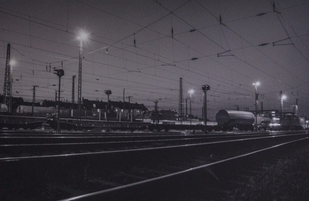 Der Köln-Mülheimer Bahnhof, als einziges Foto der Ausstellung auf Leinwand gedruckt, in 120 x 80 cm. Ein Ort, den Tausende von Menschen jeden Tag sehen. Durch diese Perspektive bekommt er etwas Unwirkliches. (Foto: © Martina Hörle)