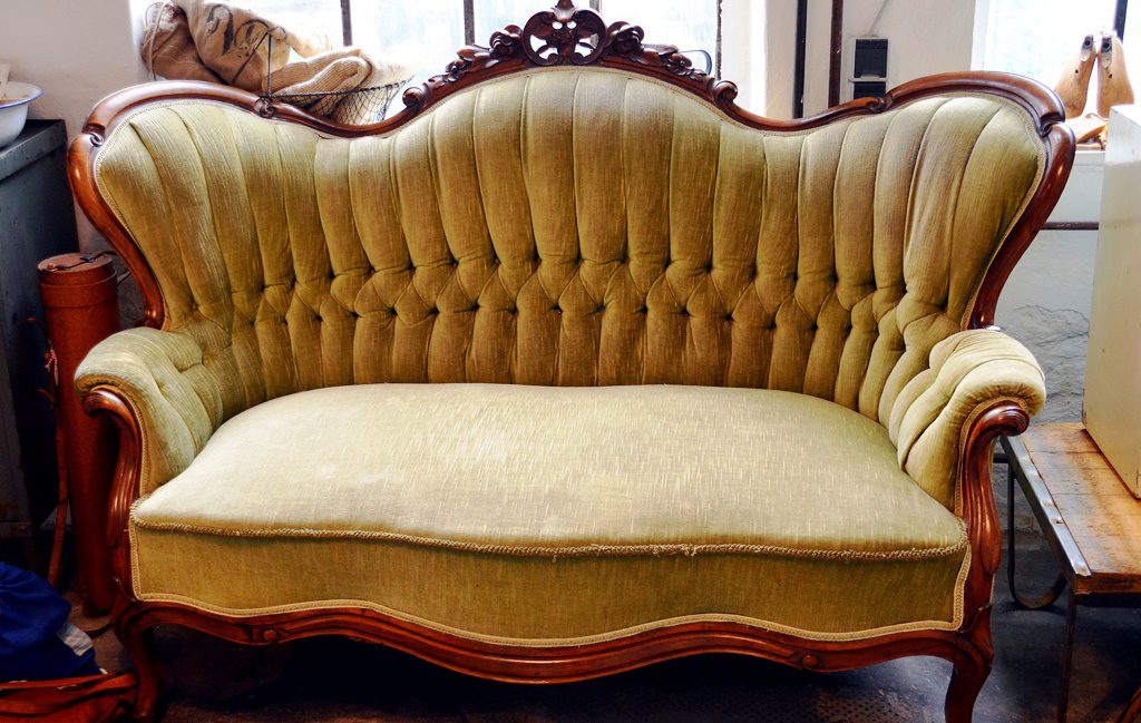 Dieses Sofa aus vergangenen Zeiten kann man bei der Möbelaufbereiterin besichtigen. Es ist ein Erbstück ihres Großvaters und das einzige unverkäufliche Möbel in ihrer Sammlung. (Foto: © Martina Hörle)