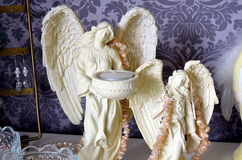 Im „Angel“ dürfen natürlich Engel nicht fehlen. Die Namensgeber gibt es als kleine Statuen, Anhänger, Glücksbringer oder Kerzenhalter. (Foto: © Martina Hörle)