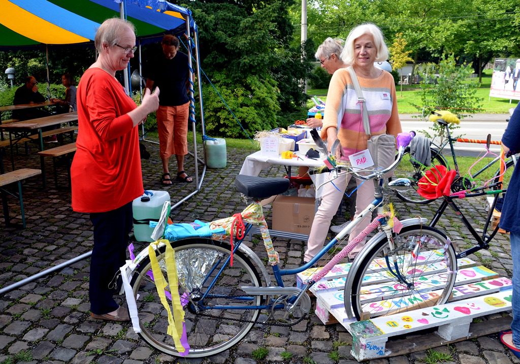 Bei Christiane Winkler (re.) konnten die Besucher alten Fahrrädern zu neuem Glanz verhelfen. Mit vielen dekorativen Accessoires wurden die Räder aufgehübscht. Der Kreativität waren keine Grenzen gesetzt. (Foto: © Martina Hörle)