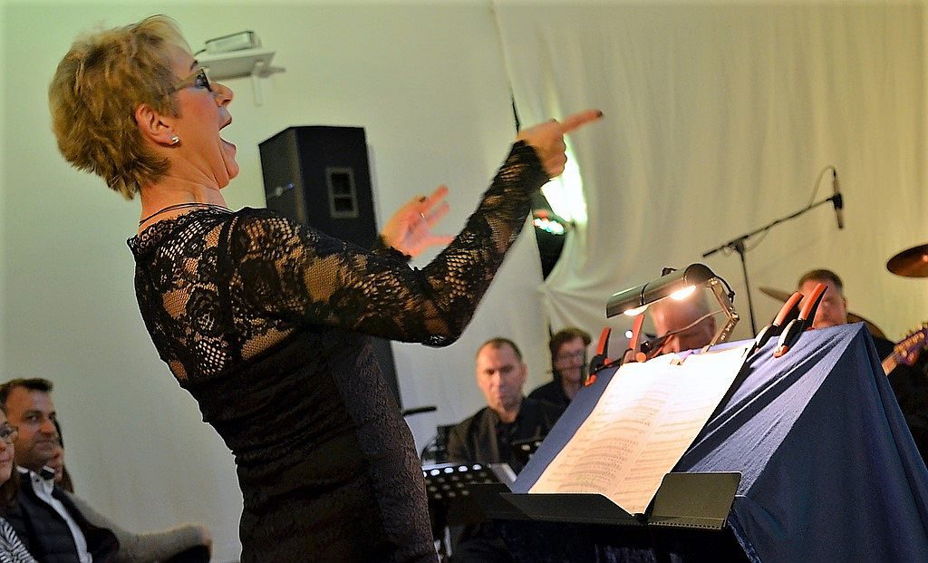 Elisabeth Szakács motiviert und inspiriert ihren Chor immer wieder aufs Neue. Die Chorleiterin ist ein unerschöpfliches Bündel an Energie. (Foto: © Martina Hörle)