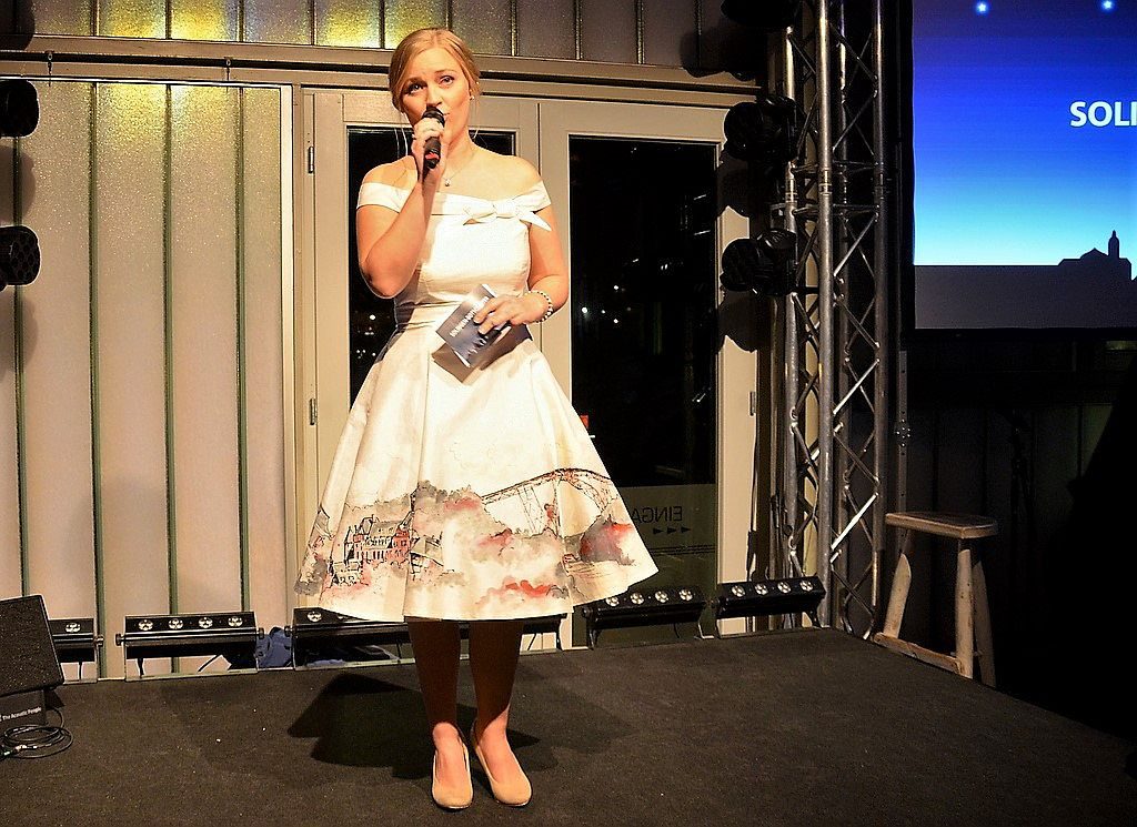 Sängerin Luisa Skrabic führt locker und souverän durch den Abend. Sie ist stolz darauf, das Kleid mit der Solinger Skyline tragen zu dürfen. Im Laufe des Abends singt sie ihren selbstgeschriebenen Song „Heimat“. (Foto: © Martina Hörle)