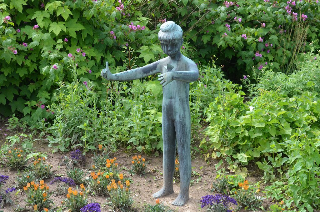Diese 1,40 m hohe Statue steht seit Ostern im Botanischen Garten. Ein privater Kunstsammler hatte sie der Stadt Solingen geschenkt. Das kleine Mädchen mit dem Schmetterling ist Lies Ketterers Nichte nachgellt. (Foto: © Martina Hörle)